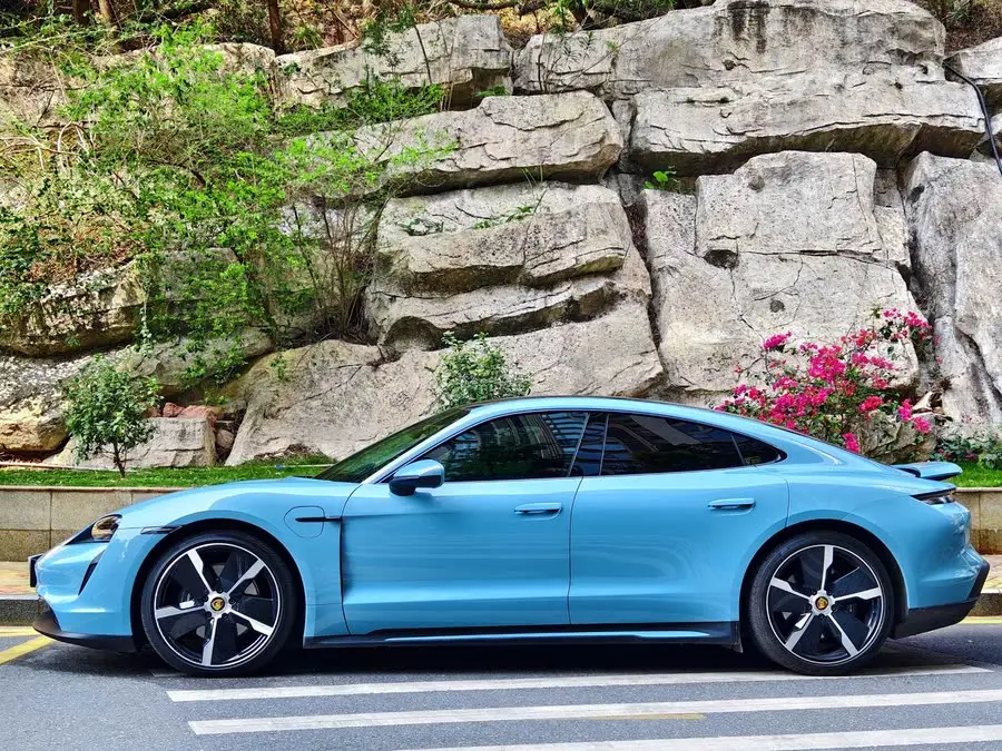 تايكان 2022 طراز مُعدل