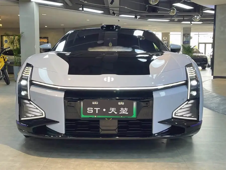 هاي في HiPhi Z 2023 النسخة ذات الأربعة مقاعد