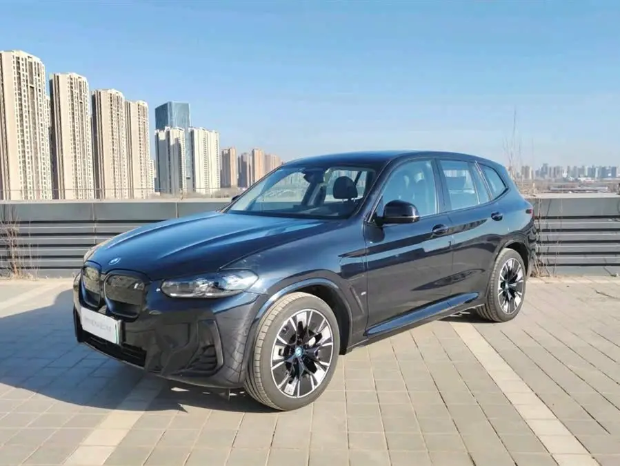 بي إم دبليو iX3 2023 إصدار رائد