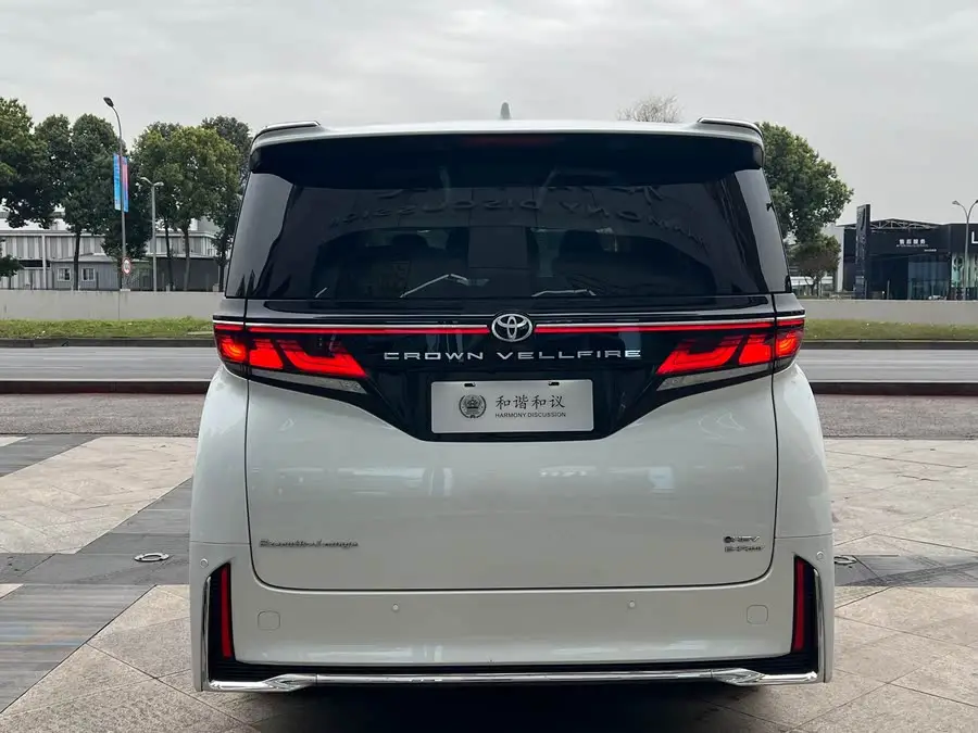 2024 تويوتا ألفارد كراون هايبرد 2.5 لتر إكزكيوتيف إديشن