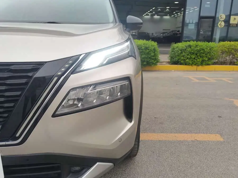 نيسان إكس-تريل 2023 إصدارة الفخامة بمحركين مزدوجين للدفع الرباعي e-POWER