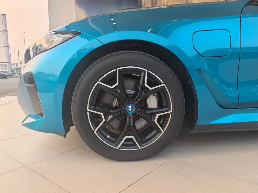 بي إم دبليو i3 2023 eDrive 40 L مجموعة ليلي