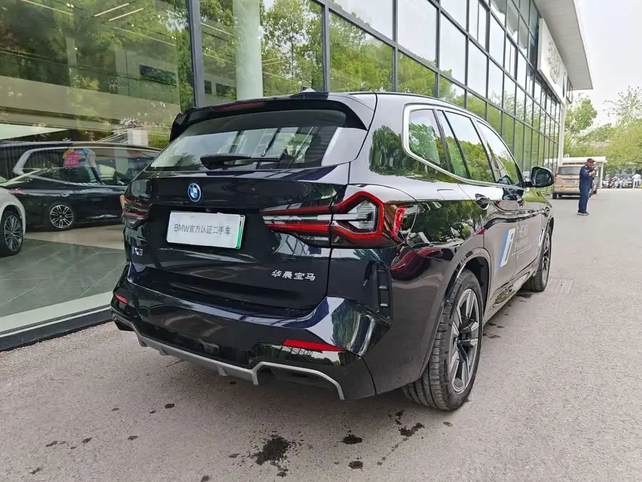 بي إم دبليو iX3 2023 الإصدار الرائد