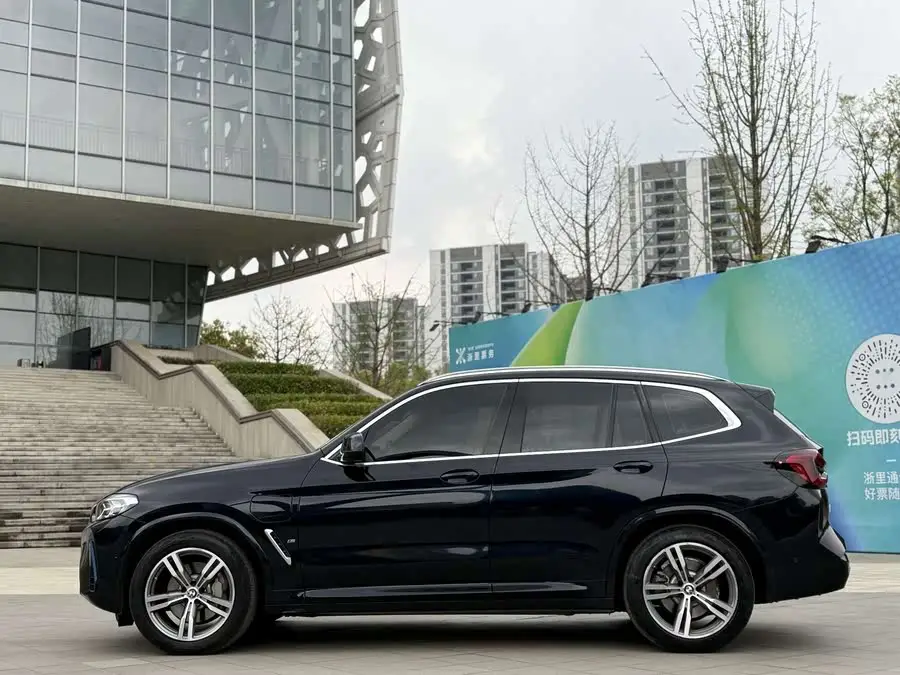 BMW iX3 2022 Leading Edition