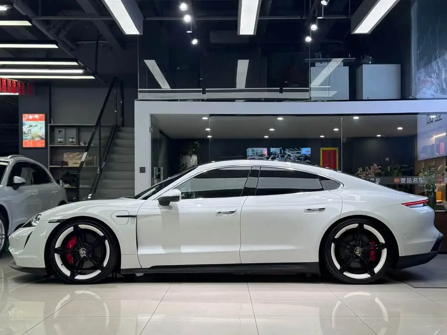 2019 بورشه تايكان 4S