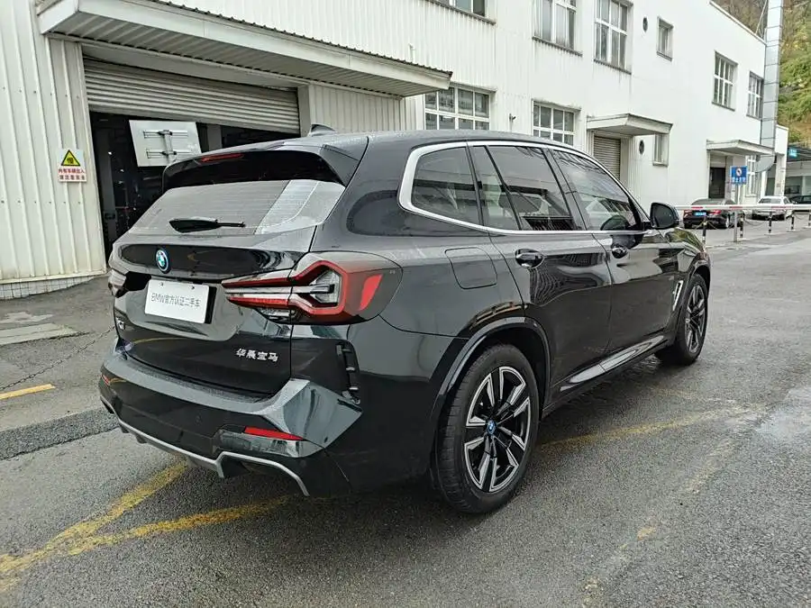 BMW iX3 2023 Leading Edition