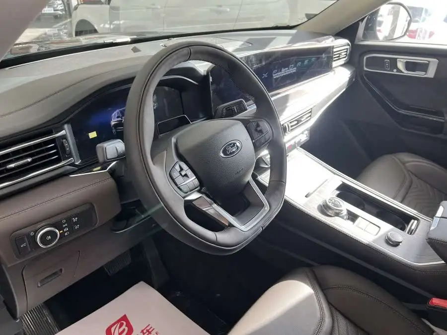 مستكشف 2024 2.3T EcoBoost دفع رباعي إصدار تيتانيوم 6 مقاعد