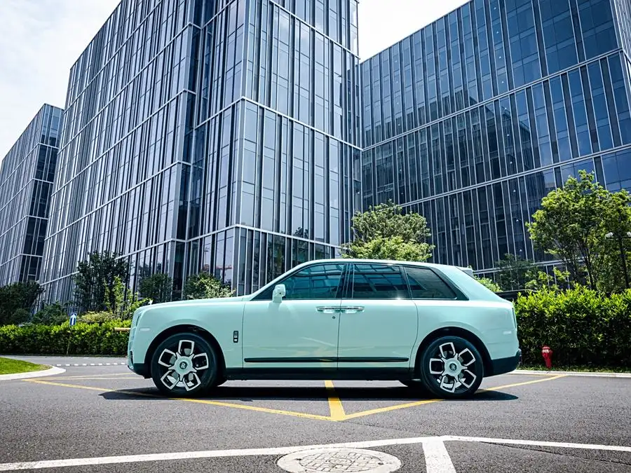 كولينان 2018 موديل خمسة مقاعد