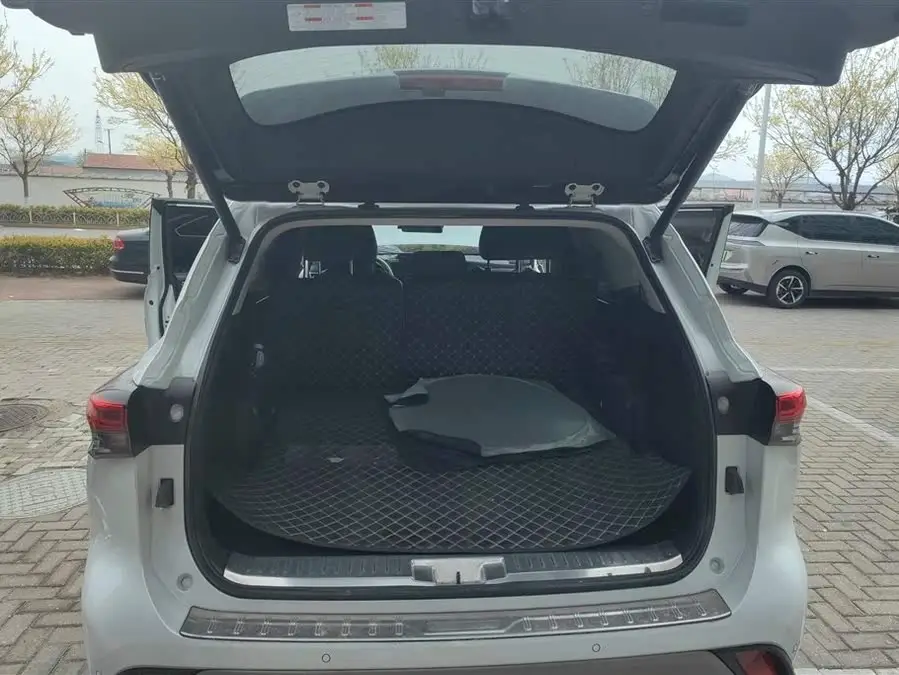 هاي لاندر 2022 هايبرد 2.5 لتر دفع رباعي بريميوم 7 مقاعد