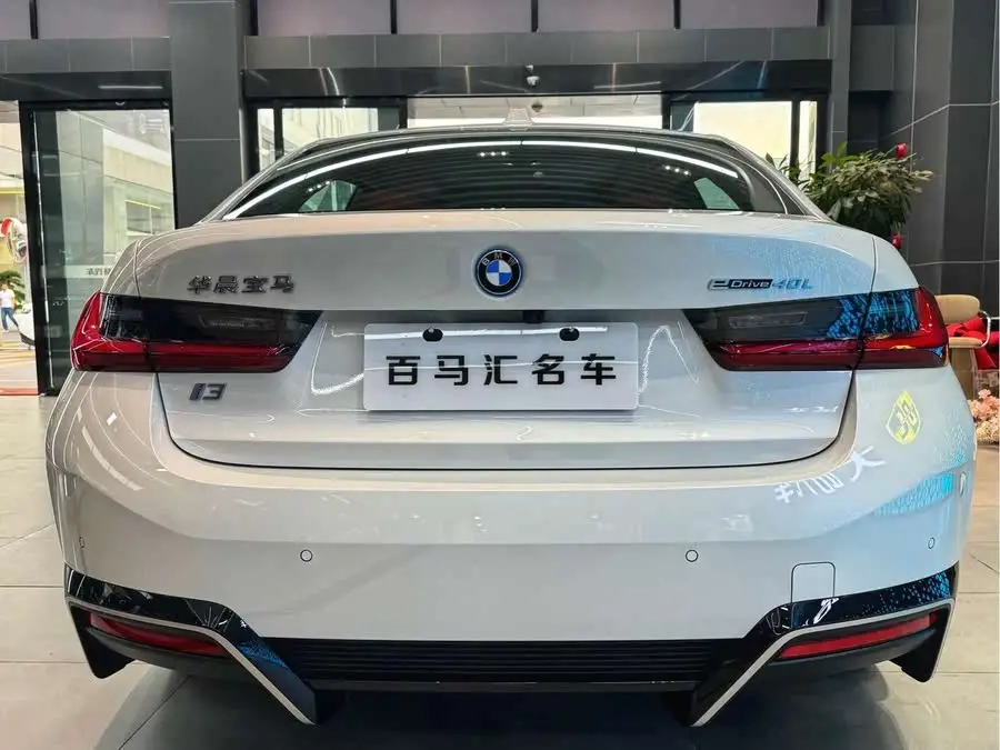 بي إم دبليو i3 2025 eDrive 40 L حزمة الرياضة الظلية