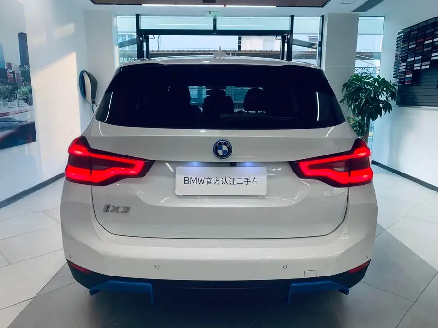 بي إم دبليو iX3 2021 الطراز الرائد