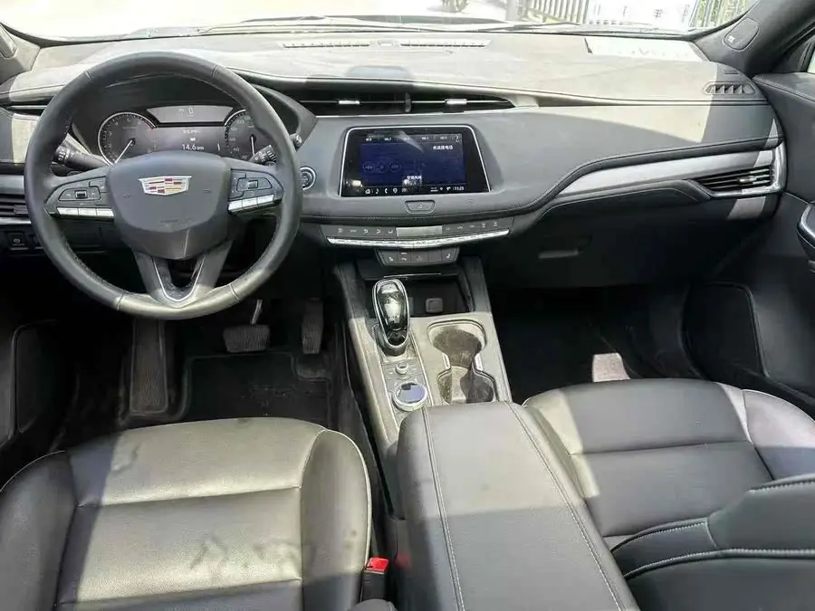 كاديلاك XT4 2021 28T الدفع الأمامي المتميز