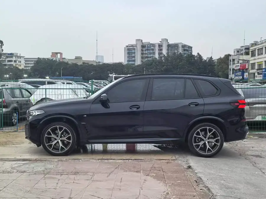 بي إم دبليو X5 2023 xDrive 30Li باقة M الرياضية الفاخرة في الليل