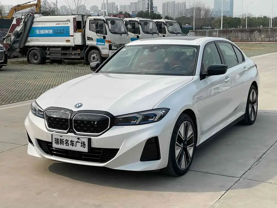 بي إم دبليو i3 2024 eDrive 40 L حزمة الرياضة الليلية