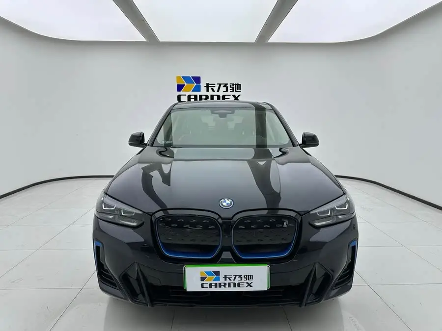 بي إم دبليو iX3 2022 الطراز القيادي