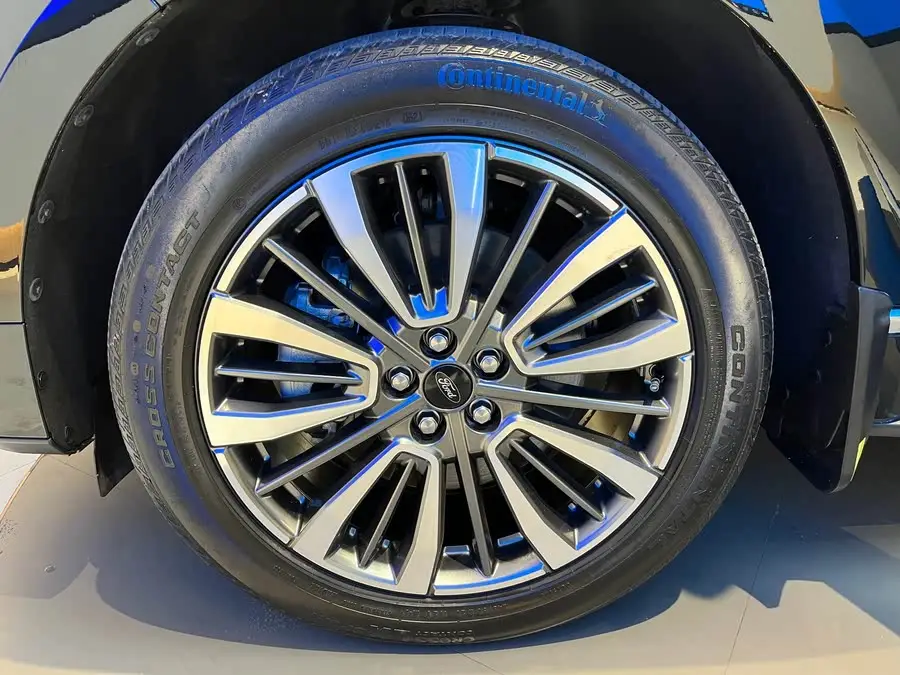 2021 Ford Edge PLUS EcoBoost 245 Two-Wheel Drive Luxury Edition 7-Seater