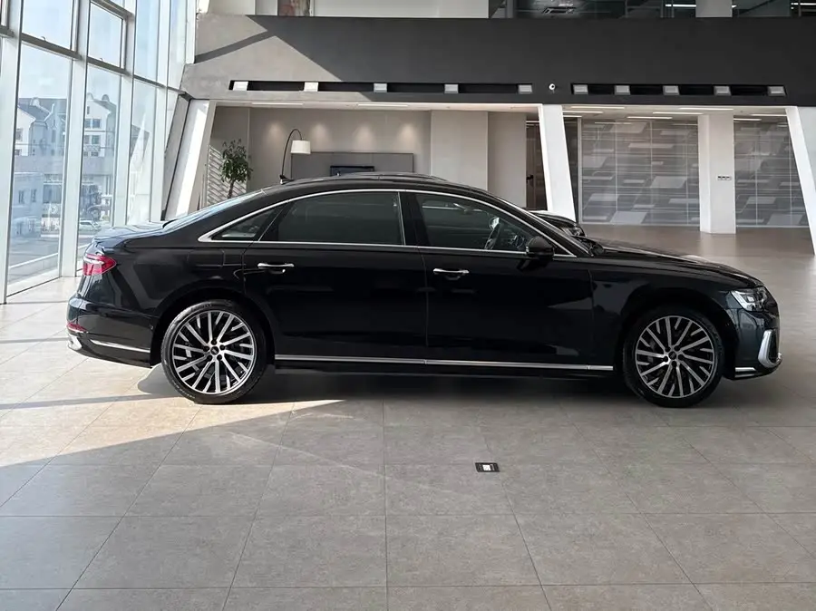 أودي A8 2023 A8L 55 TFSI quattro الرائد