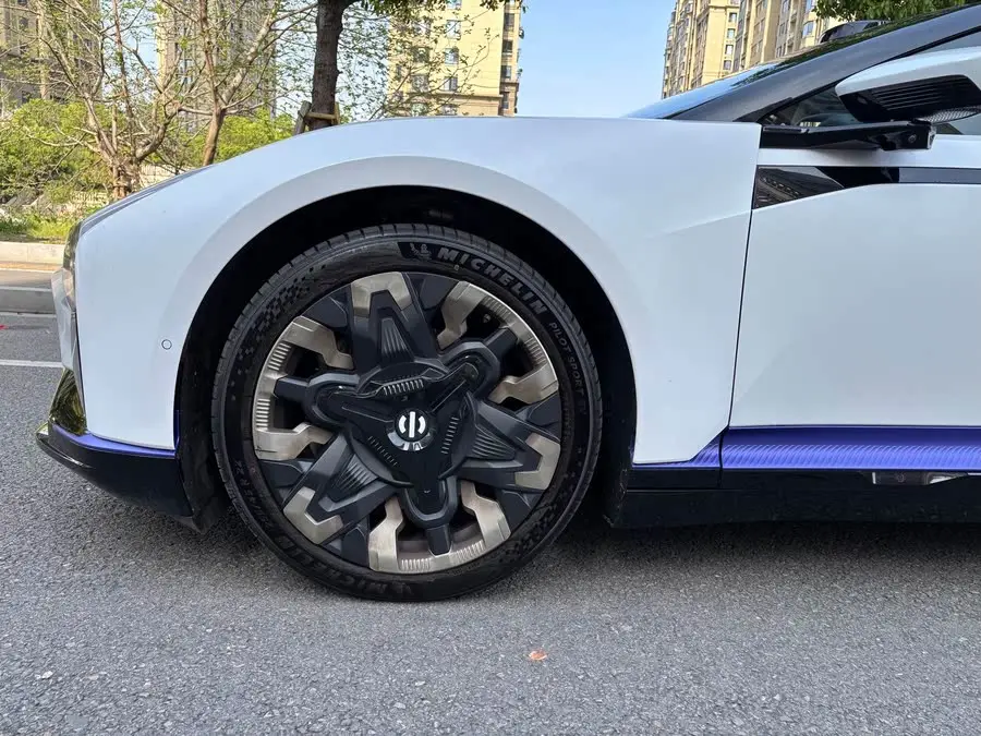 هاي في HiPhi Z طراز 2023 نسخة بأربعة مقاعد