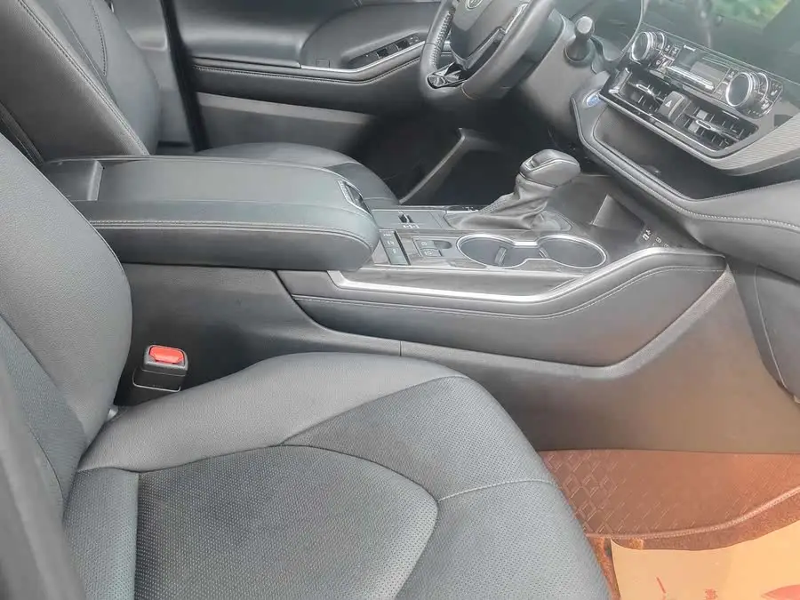 هايلاندر 2022 هايبرد 2.5 لتر دفع رباعي فئة بريميوم 7 مقاعد