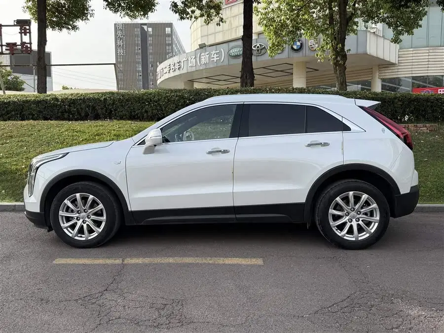 كاديلاك XT4 2022 28T دفع ثنائي طراز فاخر