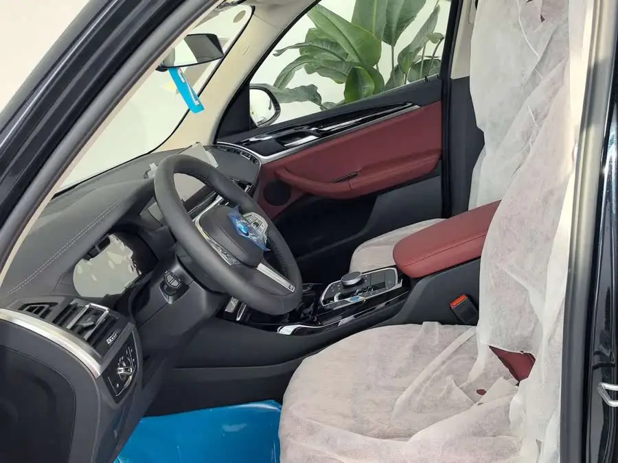 BMW iX3 2024 Leading Model