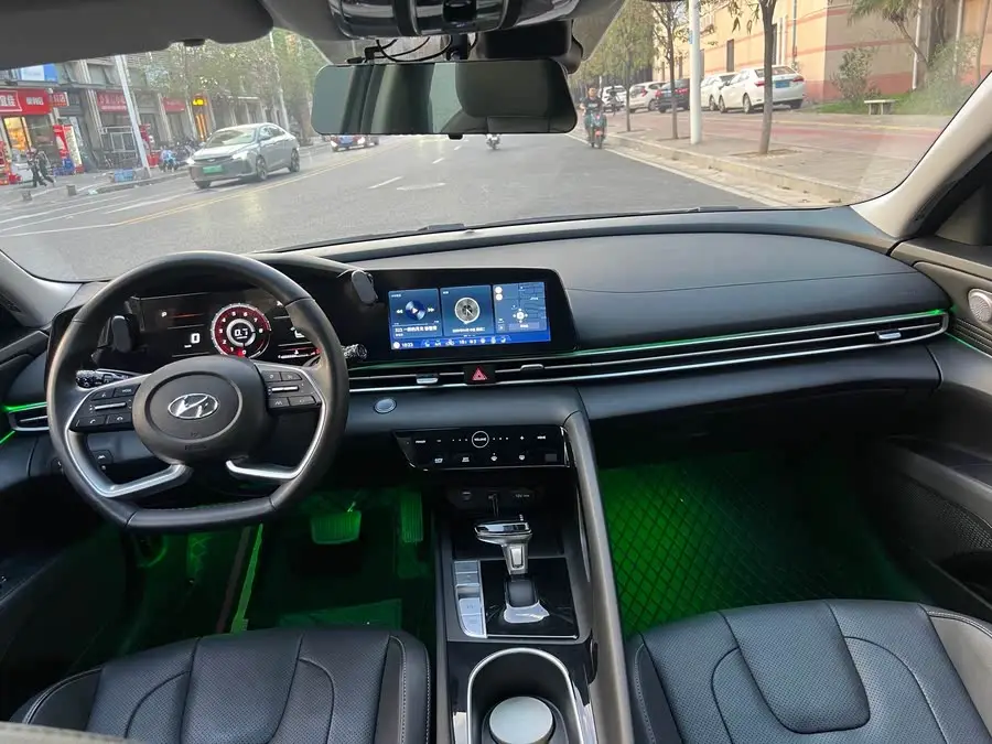 Elantra 2022 1.5L CVT LUX Premium Edition