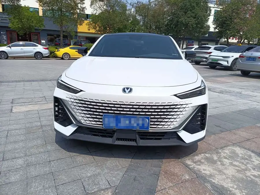 Changan UNI-V 2022 1.5T Smart Navigation Edition