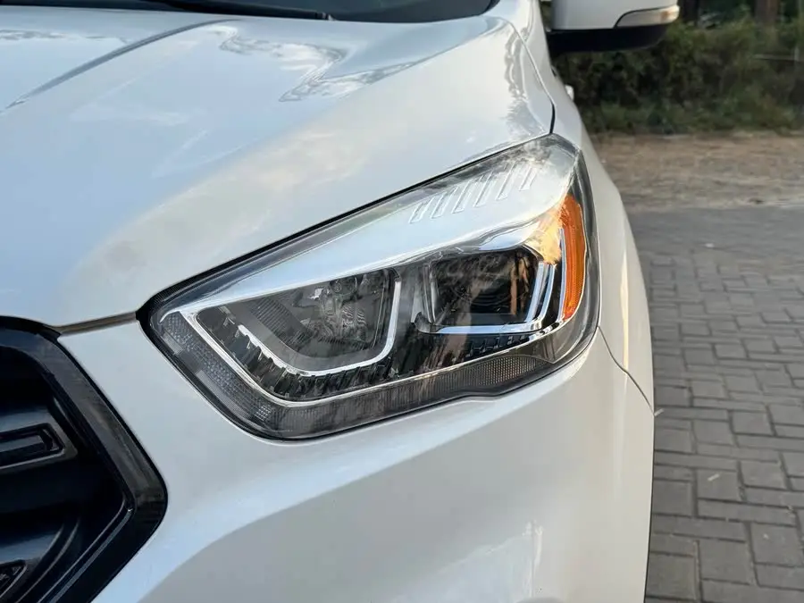 2019 Ford Escape EcoBoost 180 FWD Platinum Edition National V