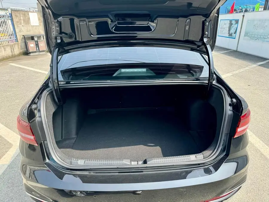 لافيدا 2024 300TSI DSG النسخة الرائدة السماوية