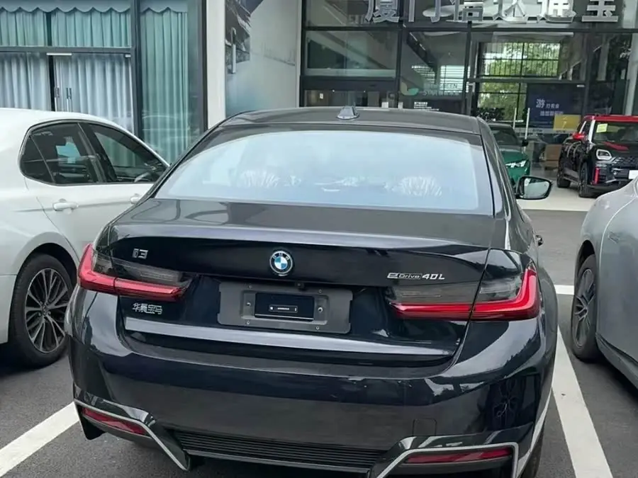 بي إم دبليو i3 2025 eDrive 40 L مجموعة ليلة