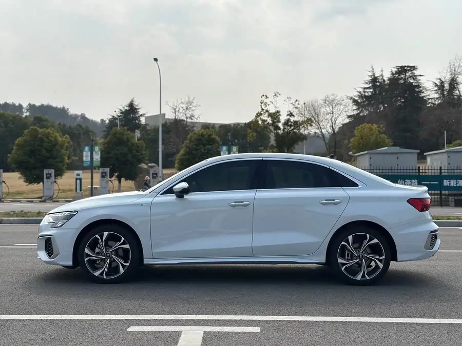 أودي A3 2024 A3L ليموزين 35 TFSI الرياضية الفاخرة