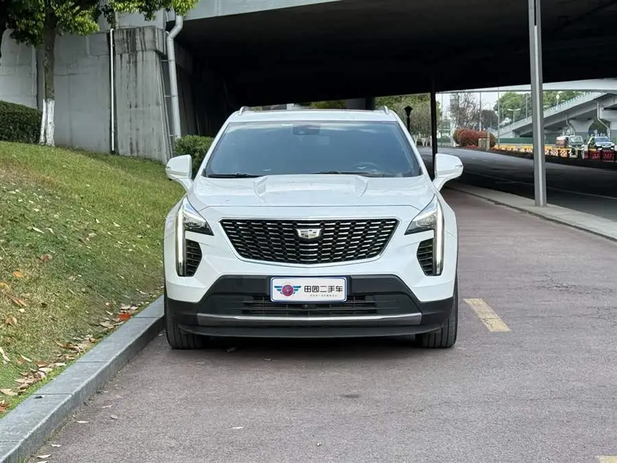 كاديلاك XT4 2022 28T فاخرة ذات دفع ثنائي