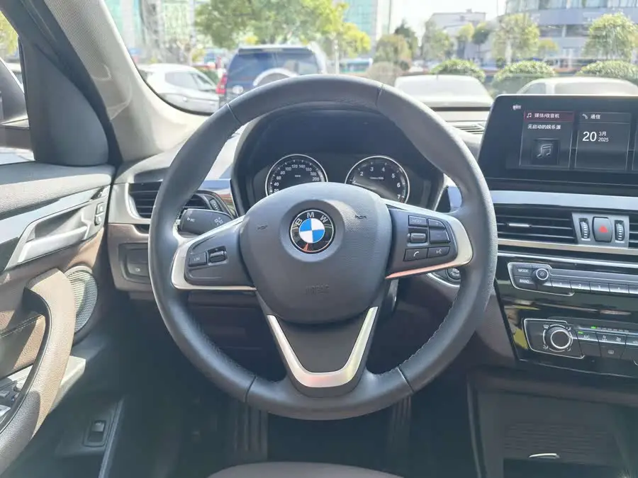 بي إم دبليو X1 2022 sDrive20Li طراز الموضة