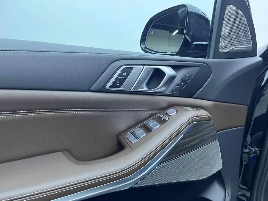 بي إم دبليو X5 طراز 2023 xDrive 40Li حزمة الرياضة السوداء