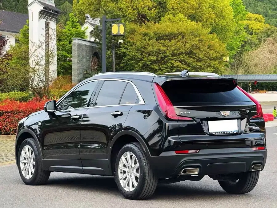 كاديلاك XT4 2022 28T فئة الدفع الثنائي الرياضية