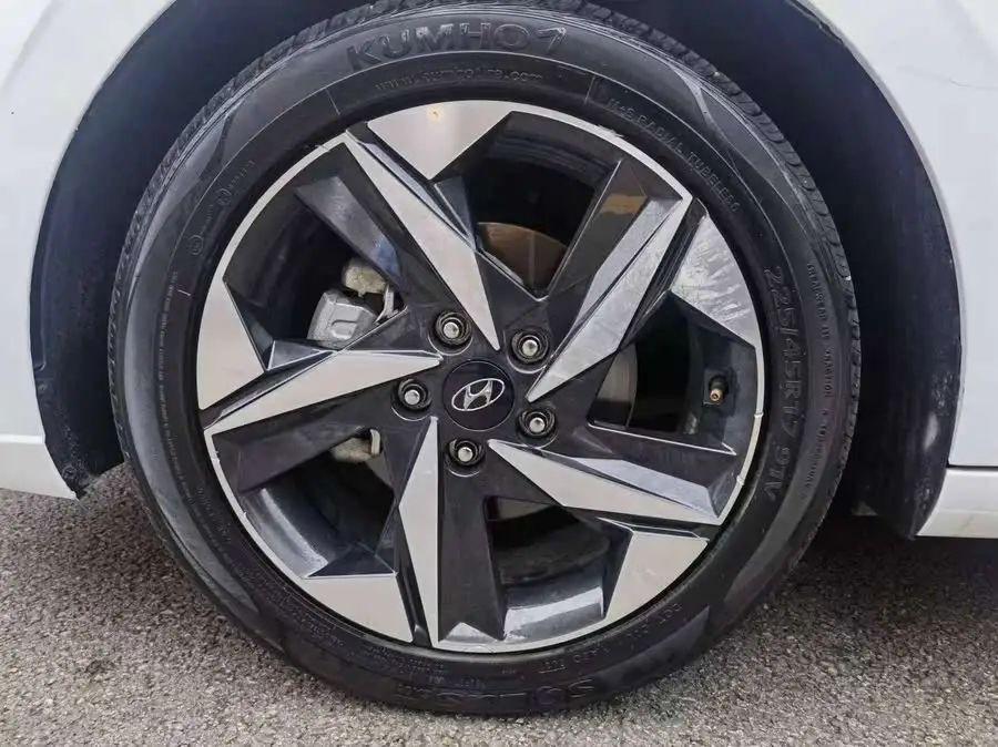 إلينترا 2022 1.5 لتر CVT LUX النسخة المميزة