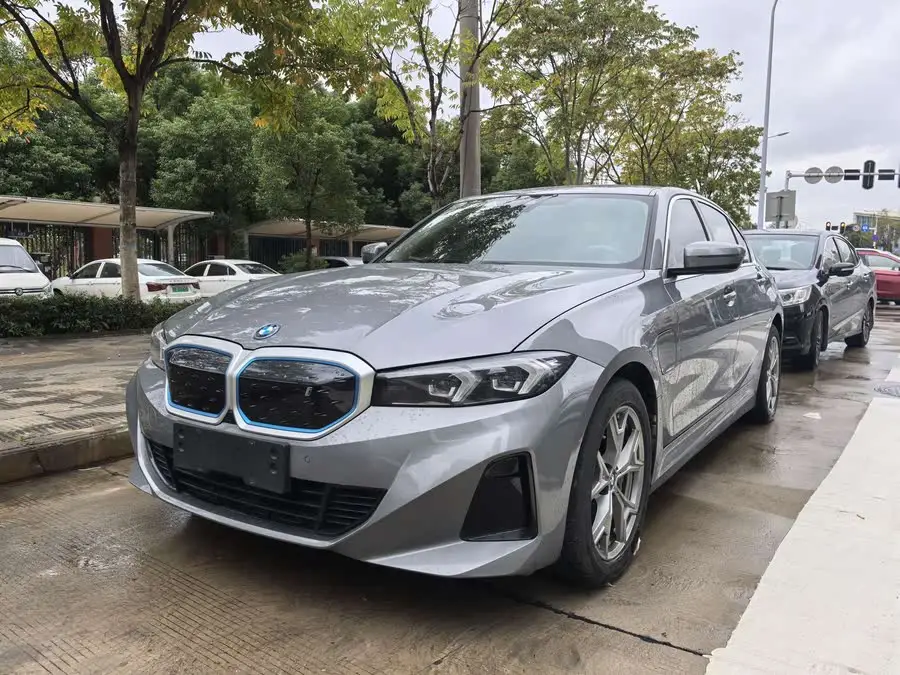 بي إم دبليو i3 2022 إيدرايف 35 L