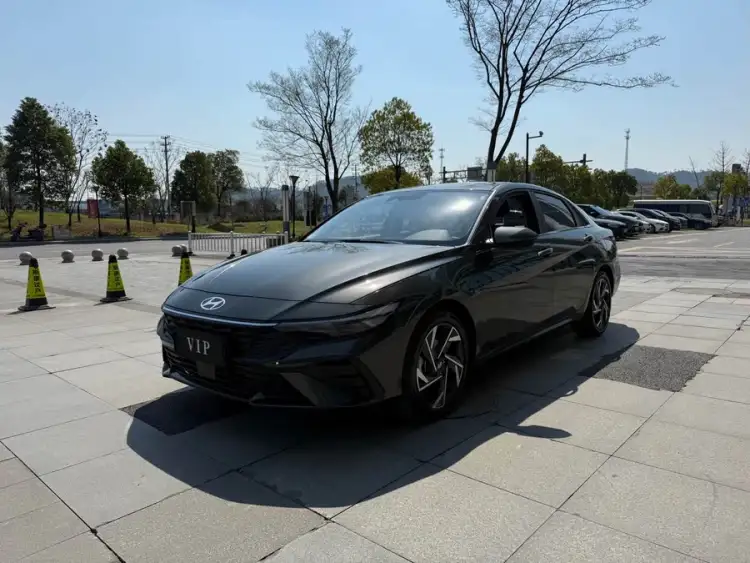 Elantra 2023 1.5L CVT LUX Premium Edition