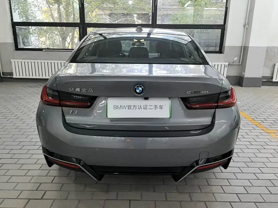 بي إم دبليو i3 2024 eDrive 40L حزمة الرياضة الليلية