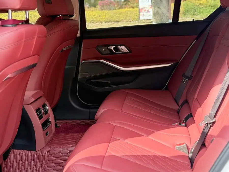 بي إم دبليو i3 2023 eDrive 40 L حزمة الرياضة الليلية