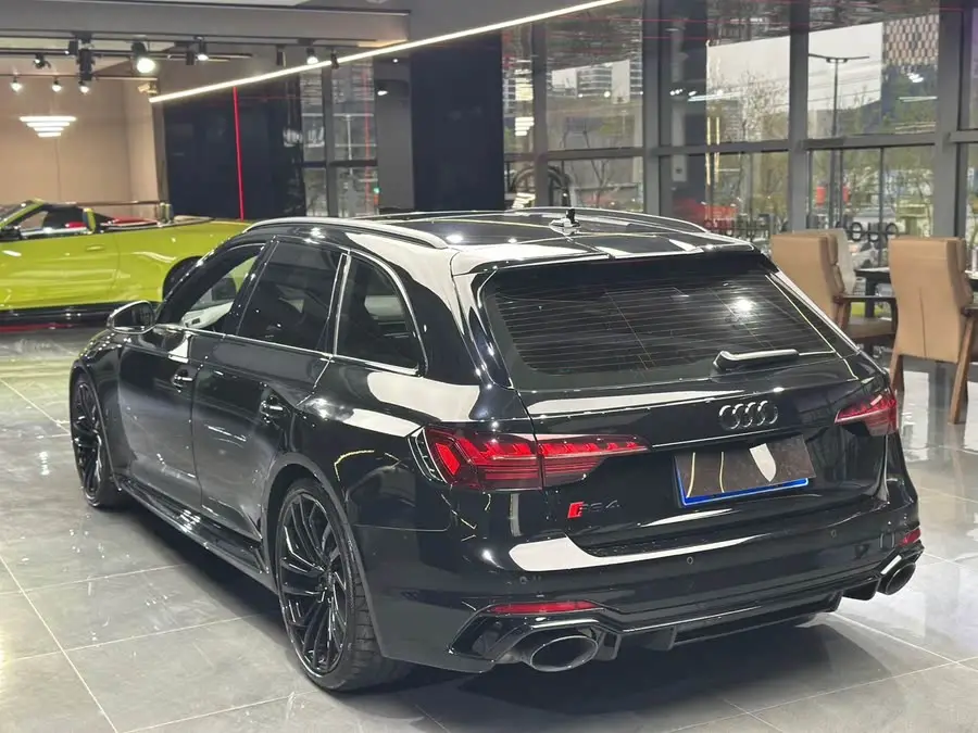 أودي RS 4 2023 RS4 أفانت إصدار بلاك