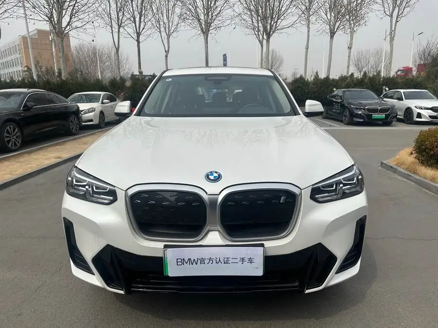 بي إم دبليو iX3 2024 الطراز الرائد