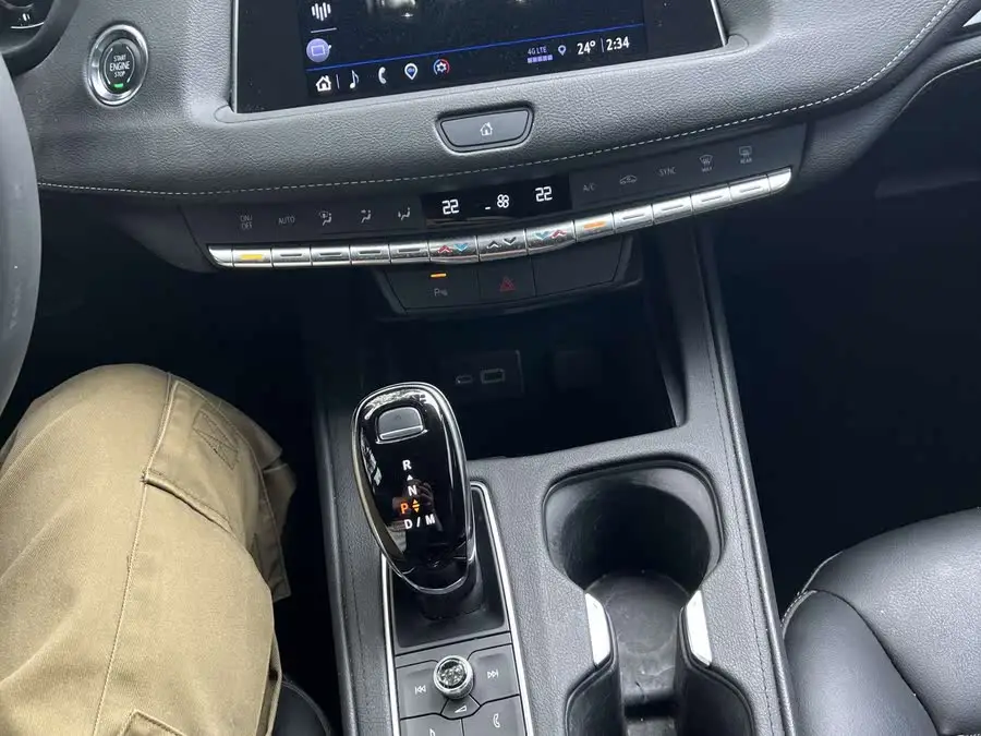 كاديلاك XT4 2022 28T دفع ثنائي فئة الرفاهية