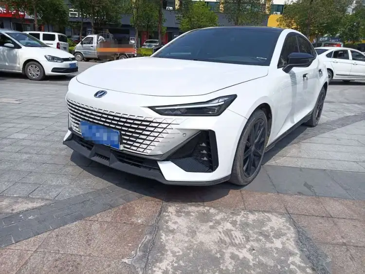 Changan UNI-V 2022 1.5T Smart Navigation Edition