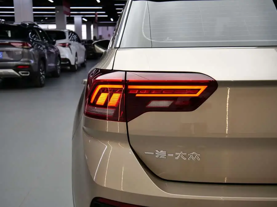 T-ROC 2021 نسخة مجددة 280 TSI DSG دفع ثنائي نسخة النخبة المتصلة ذكيًا