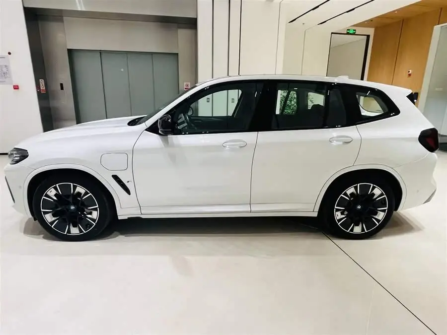 BMW iX3 2023 Leading Edition