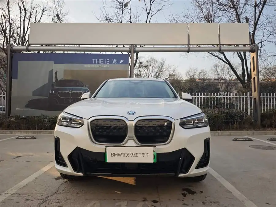 بي إم دبليو iX3 2022 الطراز الرائد