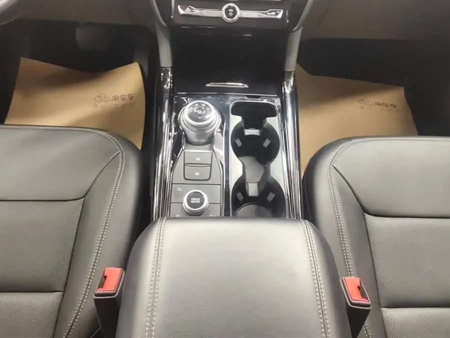 2020 إكسبلورر EcoBoost 285 طراز الدفع الرباعي Trend 7 مقاعد