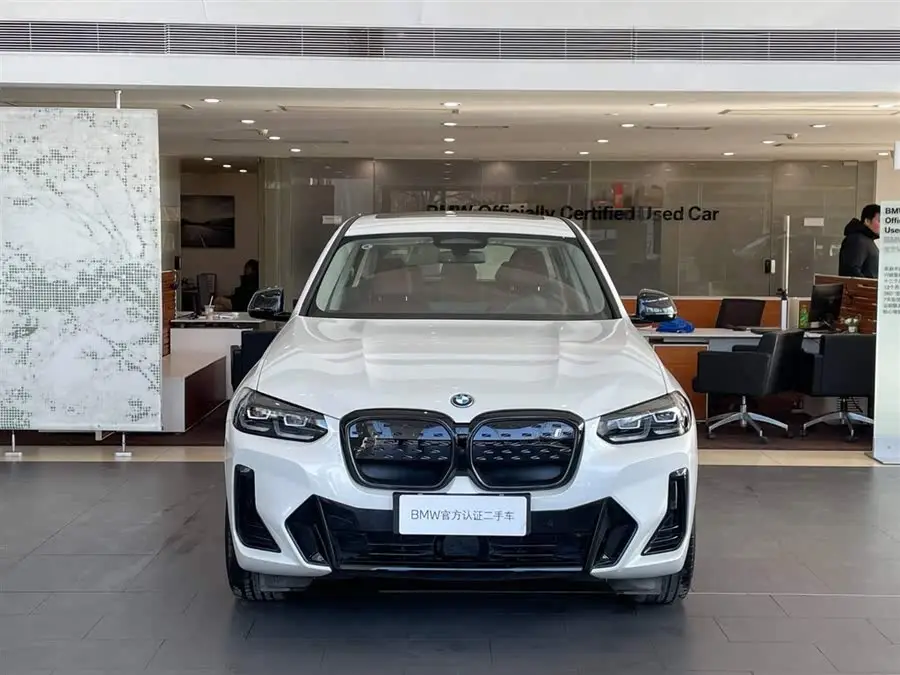 بي إم دبليو iX3 2023 طراز القيادة