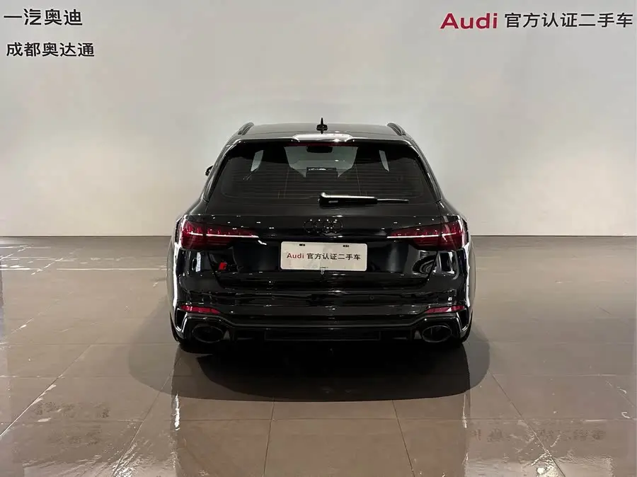 أودي RS 4 2023 RS4 أفانت إصدار الذهب الداكن